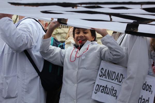 Niño defendiendo la Sanidad Pública