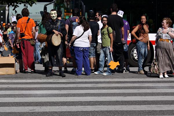 Enmascarados y encarados.